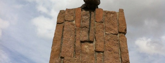 Lincoln's Head Statue is one of Road2TWiT.
