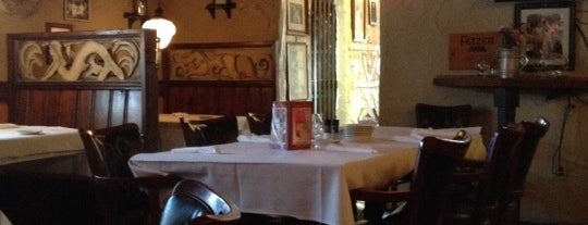 Pietro's Italian Restaurant is one of Locais curtidos por Sarah.