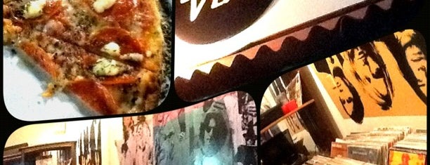 Vinil Pizzas & Clássicos is one of Rodrigo's Saved Places.