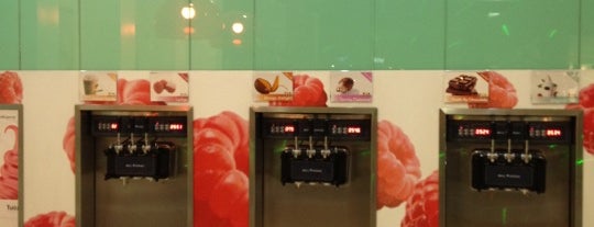 Tutti Frutti Frozen Yogurt is one of Tempat yang Disukai Michel.