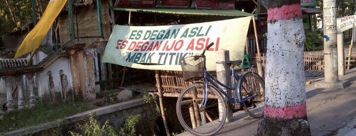 Es Degan Mbak Titik is one of Lokasi Makan di Mojokerto.