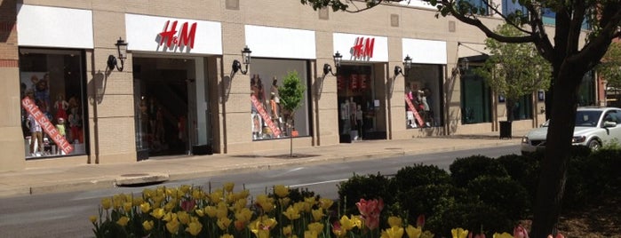 H&M is one of Tempat yang Disukai Laura.