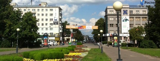 Gorky Square is one of Tempat yang Disukai Flore.