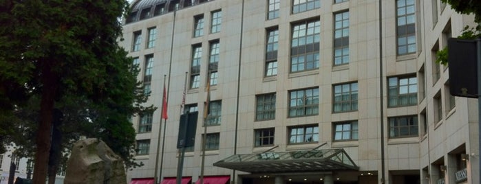 Hamburg Marriott Hotel is one of สถานที่ที่ Jennifer ถูกใจ.