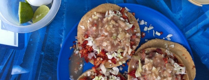 Tacos de adobada La Rio is one of Posti che sono piaciuti a Fernanda.