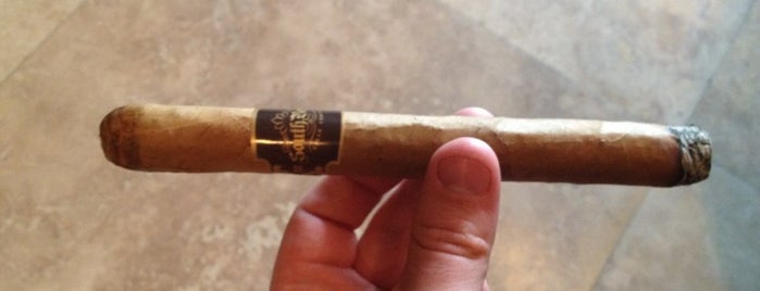 The South Beach Cigar Company is one of SLICK'ın Kaydettiği Mekanlar.