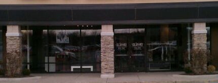 DL Lowry Hairspa Boutique is one of Nora Plaza.