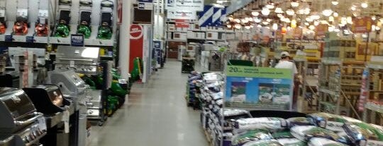 Lowe's is one of Michaelさんのお気に入りスポット.
