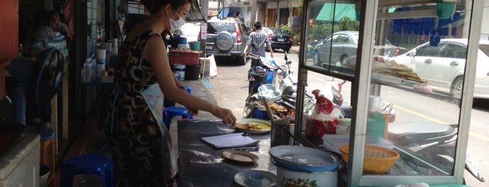 บะหมี่กวางตุ้ง เกี๊ยว ปู หมูแดง is one of กินๆเที่ยวๆ @Hatyai \（*＾▽＾*）/.