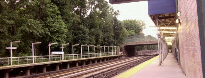 Metro North - Botanical Garden Train Station is one of Harlem Line (Metro-North).