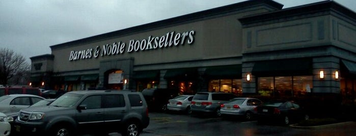 Barnes & Noble is one of Locais curtidos por Terecille.