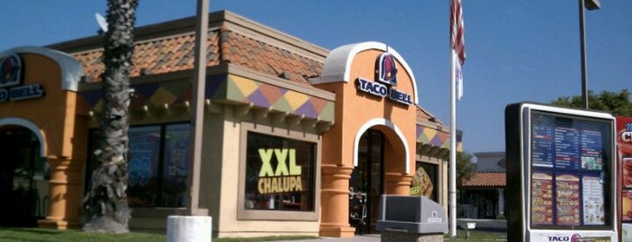 Taco Bell is one of Tempat yang Disukai Lori.