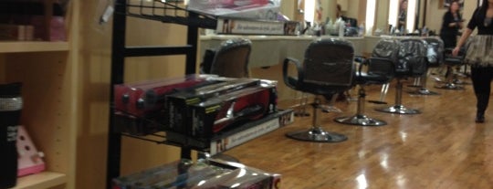 Regis Hair Salon is one of ⚜ Nimesh : понравившиеся места.