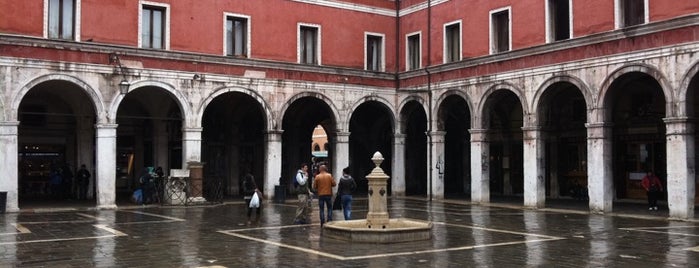 Campo San Giacomo di Rialto is one of Venezia <3.