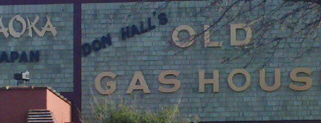 Don Hall's Old Gas House Restaurant is one of สถานที่ที่ John ถูกใจ.