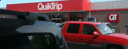 QuikTrip is one of Meredithさんのお気に入りスポット.