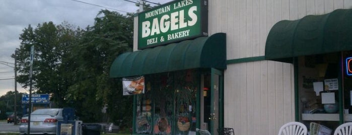 Mountain Lakes Bagels, Deli & Cafe is one of Lugares favoritos de Jackie.