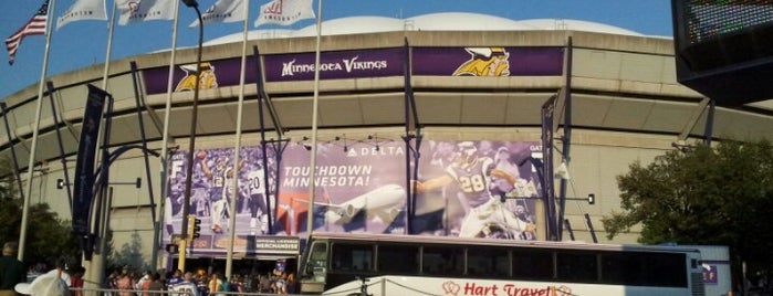 Hubert H. Humphrey Metrodome is one of Tempat yang Disimpan Cary.