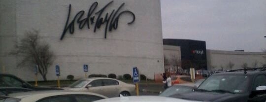 Lord & Taylor is one of Tempat yang Disukai Kelsey.