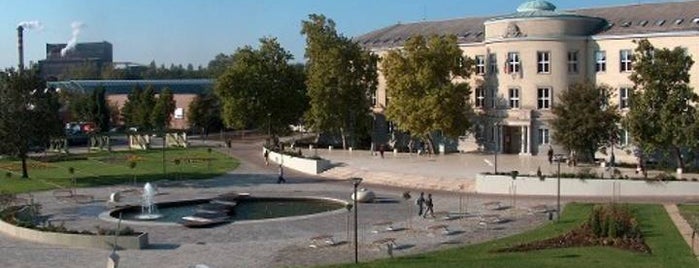 Dunaújvárosi Egyetem is one of สถานที่ที่ Imre ถูกใจ.
