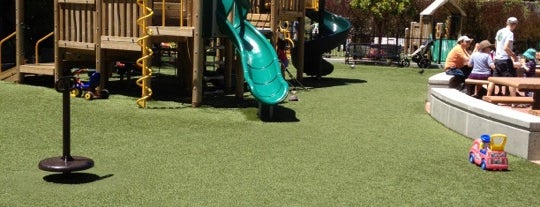 Presidio Heights Playground is one of Lugares favoritos de Curtis.