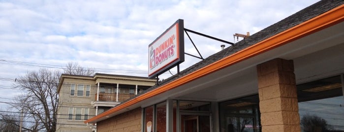 Dunkin' is one of Nicholasさんのお気に入りスポット.