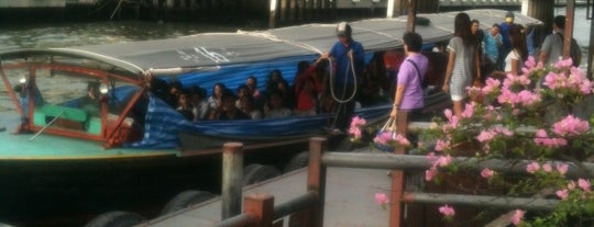 ท่าเรือมหาดไทย (Mahadthai Pier) E18 is one of Khlong Saen Seap Express Boat.