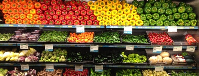 Whole Foods Market is one of Tempat yang Disukai Joao.