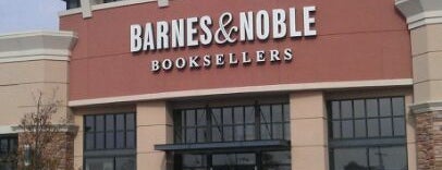 Barnes & Noble is one of สถานที่ที่ Michael ถูกใจ.