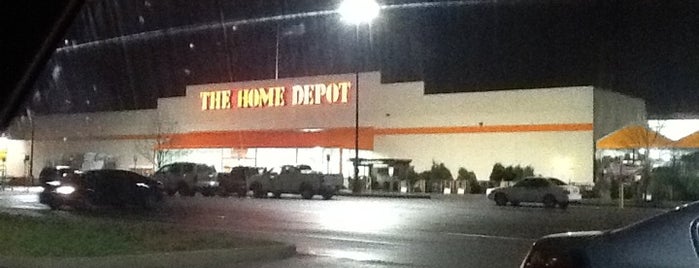 The Home Depot is one of Tempat yang Disukai Mark.