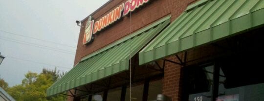 Dunkin' is one of สถานที่ที่ Ganesh ถูกใจ.