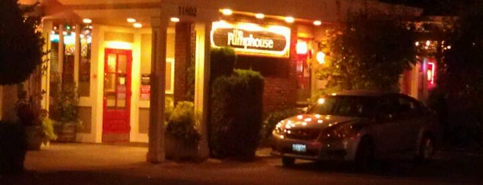 THE PUMPHOUSE BAR & GRILL is one of สถานที่ที่ Evie ถูกใจ.