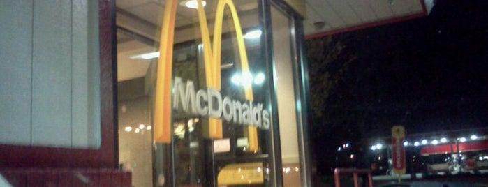 McDonald's is one of สถานที่ที่ Chester ถูกใจ.
