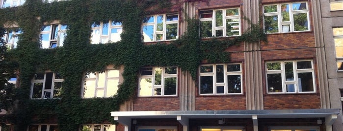 Berlin Metropolitan School is one of Orte, die Jon gefallen.