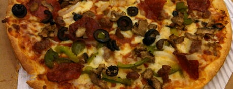 Domino's Pizza is one of Tempat yang Disukai Arie.