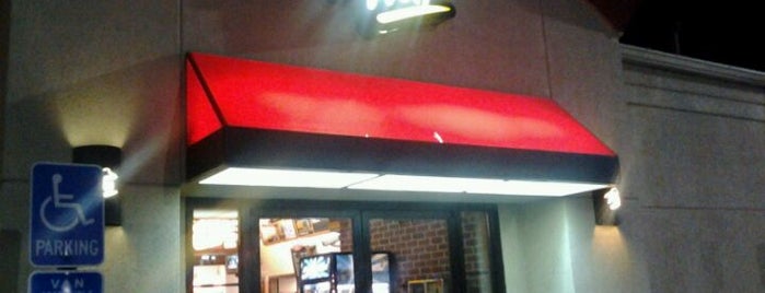 Pizza Hut is one of Lugares guardados de Chester.