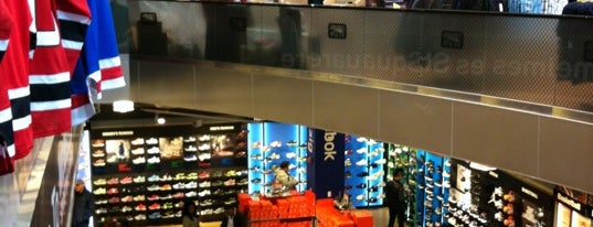 Modell's Sporting Goods is one of สถานที่ที่บันทึกไว้ของ David.