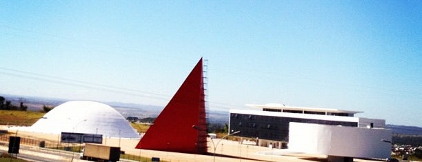 Centro Cultural Oscar Niemeyer is one of Lieux qui ont plu à Jonan.