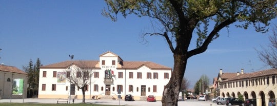 Piazza Indipendenza (Rotonda Badoere) is one of an Architectural Trail in Treviso province.
