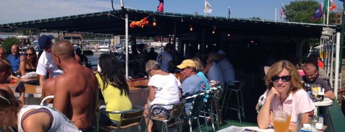Idler Riverboat Bar & Grill is one of Ashwin'in Kaydettiği Mekanlar.