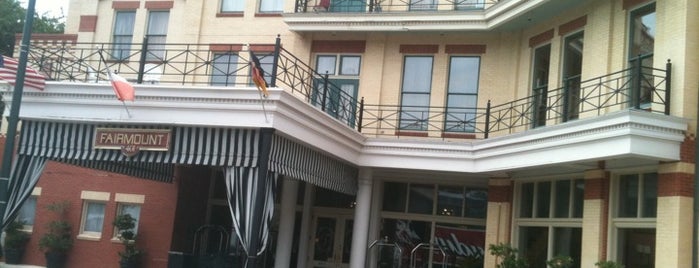 Fairmount Hotel is one of สถานที่ที่ George ถูกใจ.