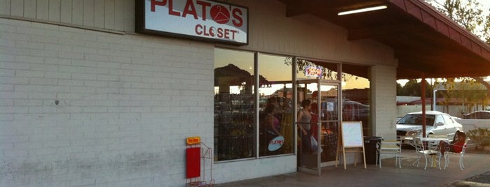 Plato's Closet is one of สถานที่ที่ Kim ถูกใจ.