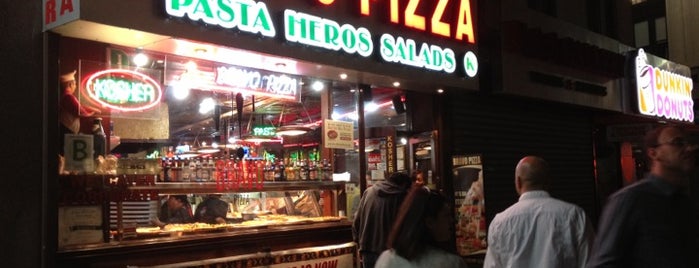 Bravo Pizza is one of Tempat yang Disukai Shawn.