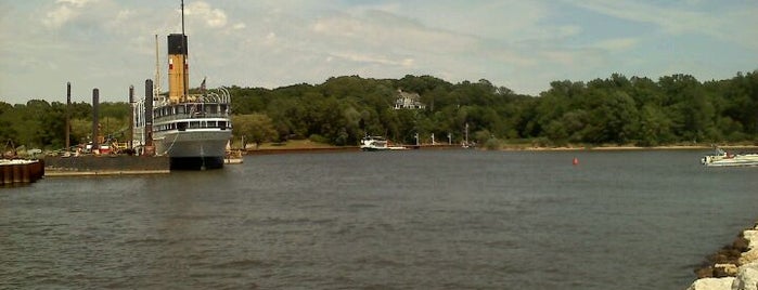 Saugatuck Harbor Natural Area is one of Lizzie 님이 좋아한 장소.