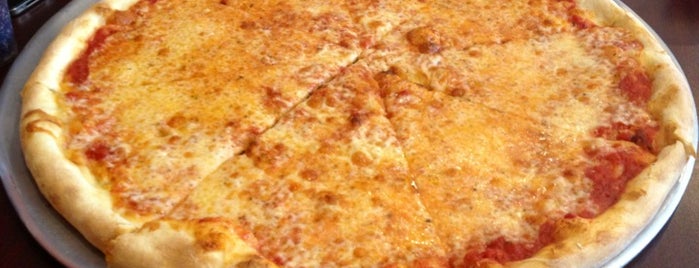 Marios Pizzeria is one of Lugares favoritos de Phyllis.