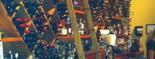 MT's Local Kitchen & Wine Bar is one of Orte, die Mark gefallen.