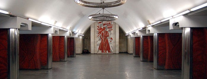 Станція «Палац Україна» is one of Tempat yang Disukai 🇺🇦Viktoriia.