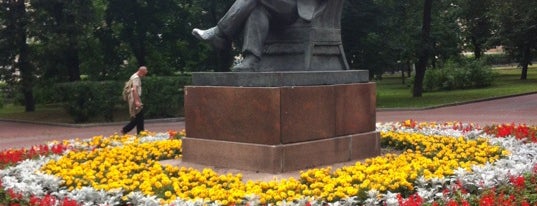 Парк Декабрьского восстания is one of Памятники Ленину.