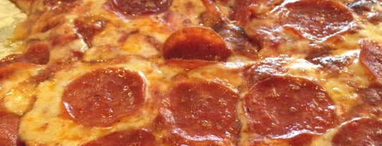 Fatso's Pizza is one of Locais salvos de William.