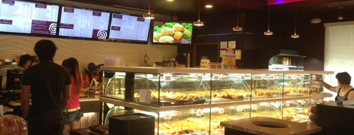 Sweet Hut Bakery & Cafe is one of Lieux qui ont plu à Monica.